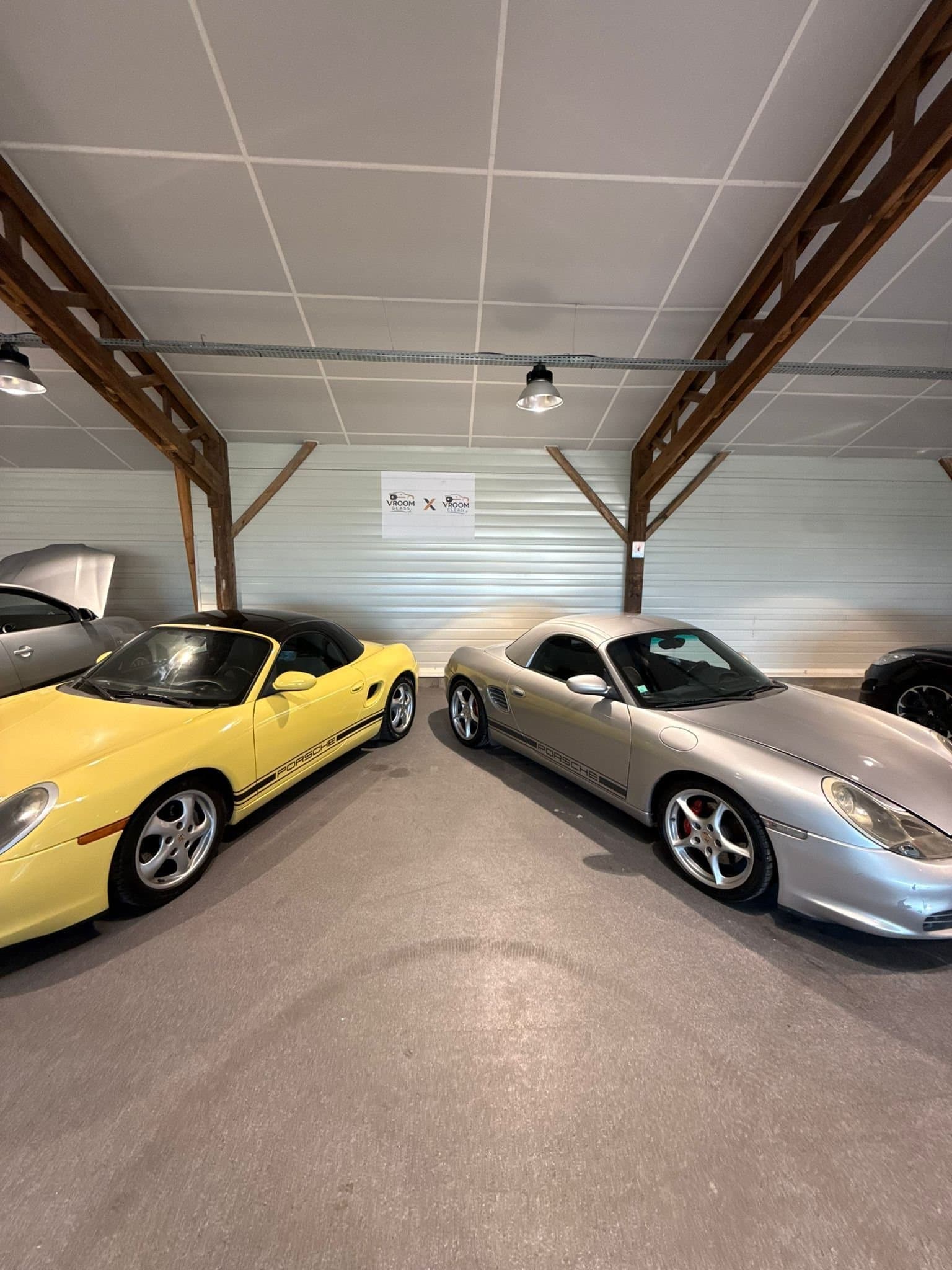Deux Porsche Boxster jaune et argent