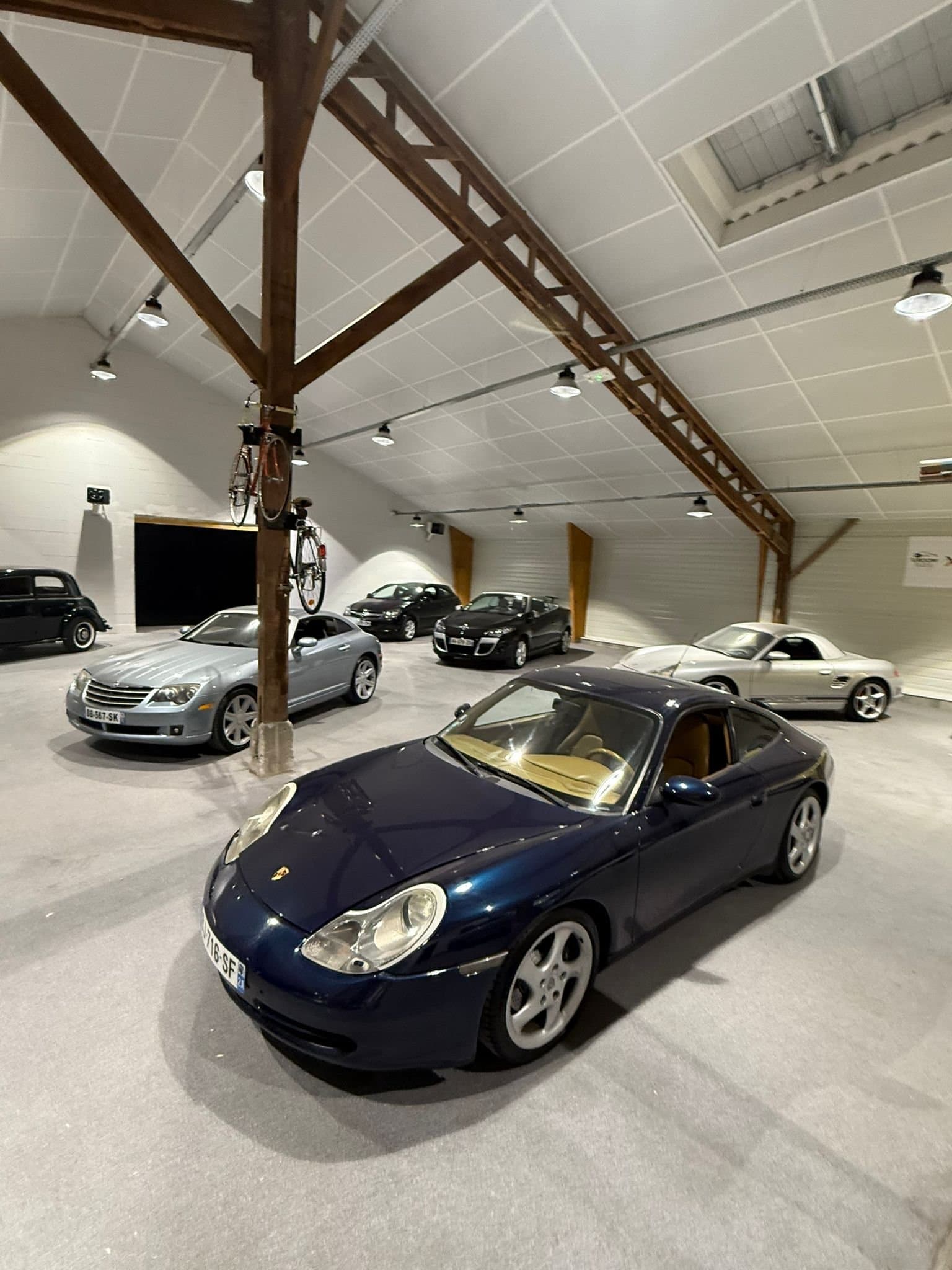 Vue panoramique du showroom – Porsche 911 & collection