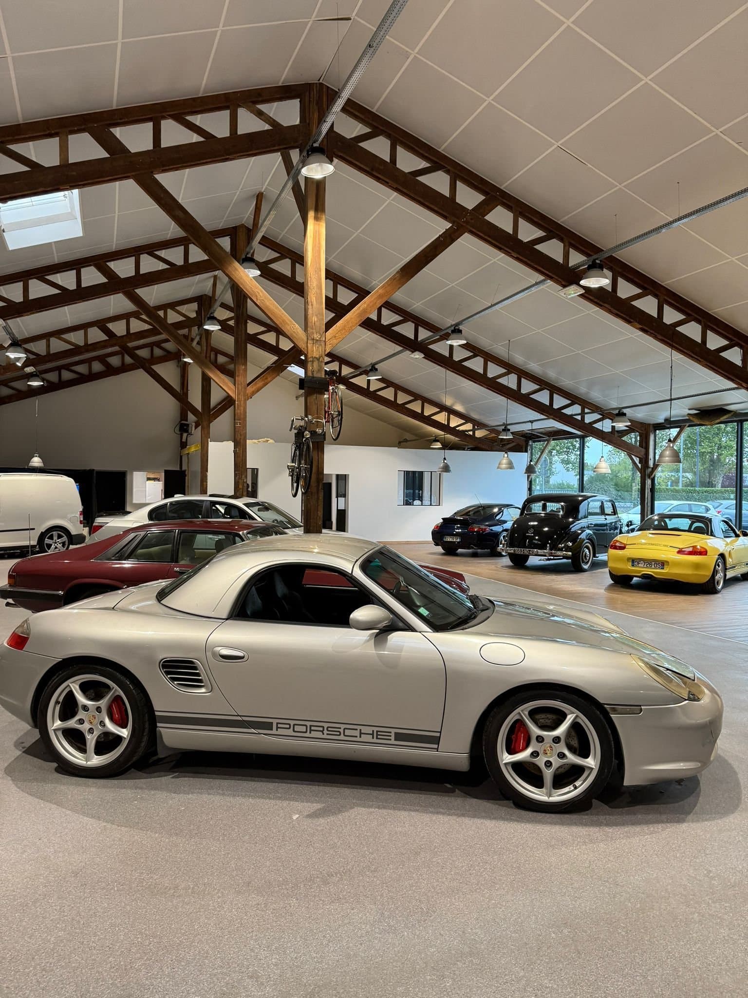 Porsche Boxster argent dans le showroom