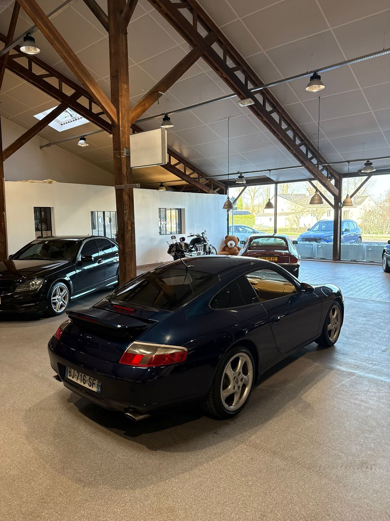 Porsche 911 bleue dans le showroom