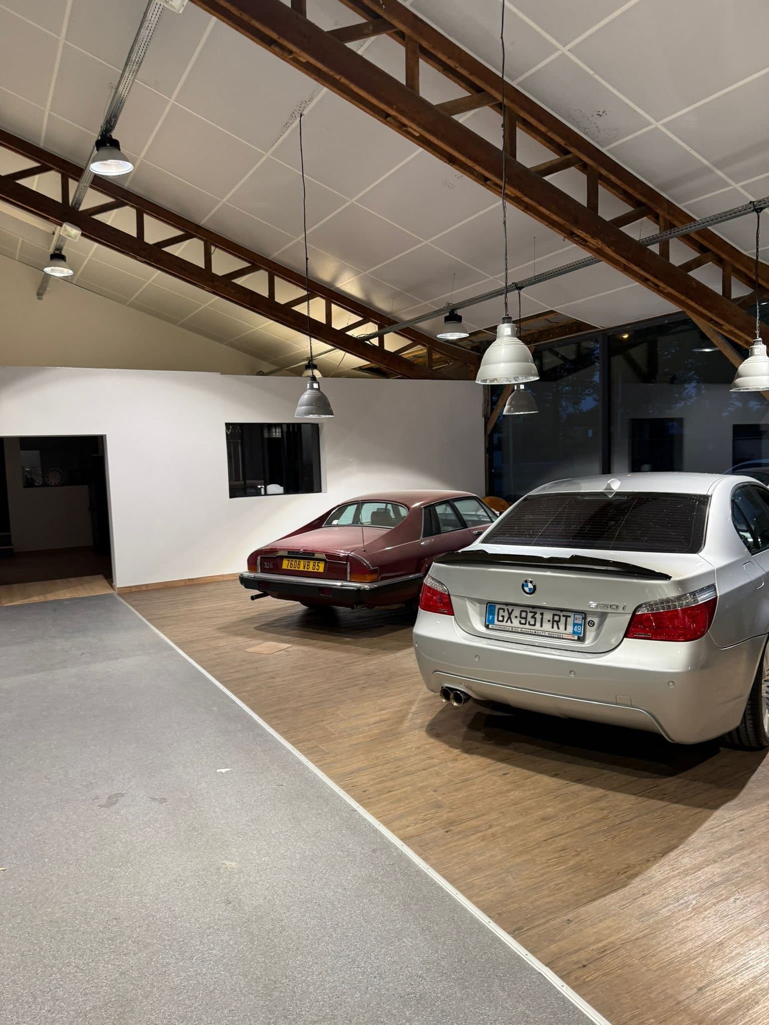 Jaguar XJS et BMW 5-series dans le showroom