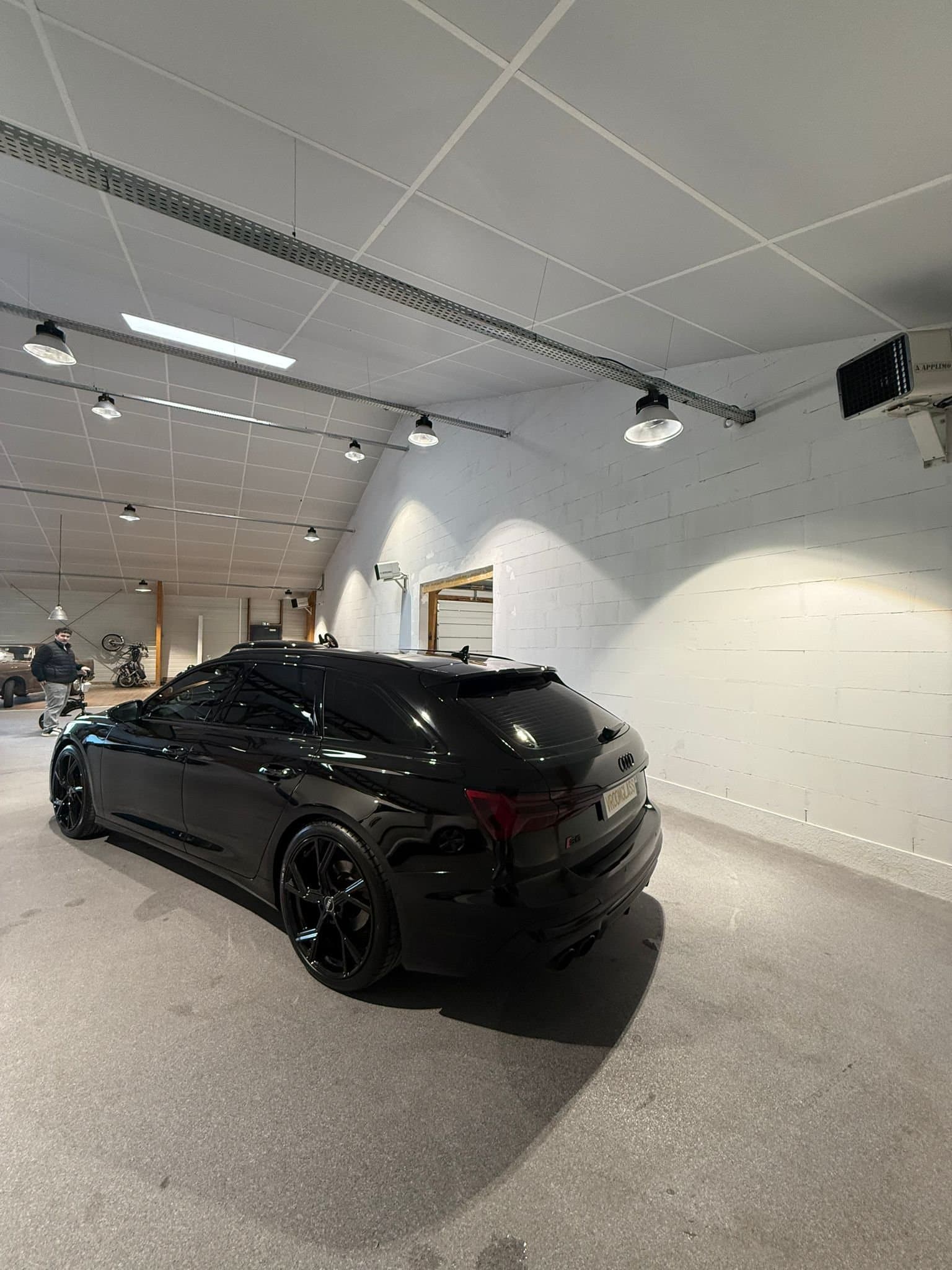 Audi RS3 noire dans le showroom