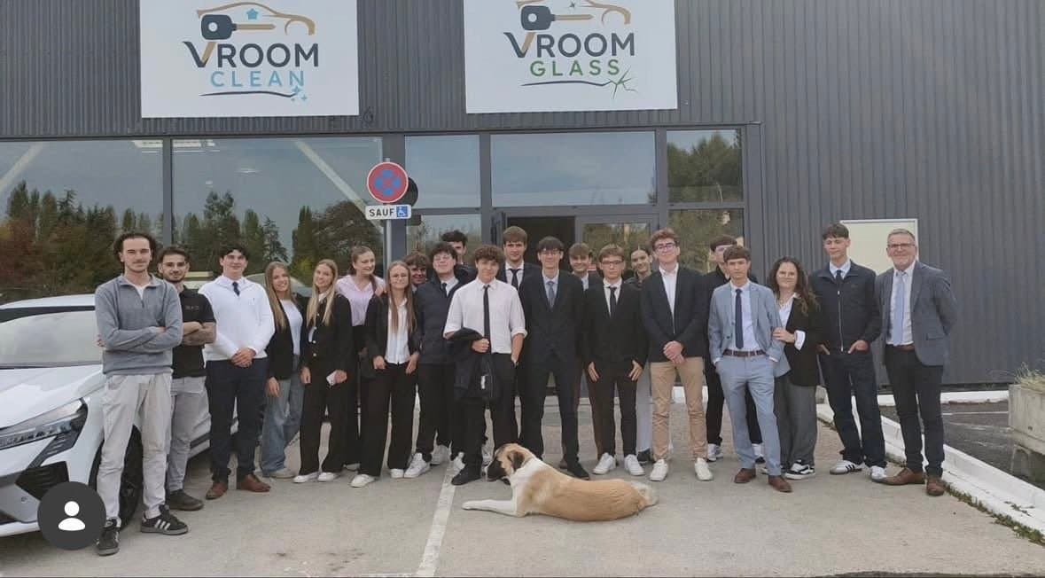 Équipe VroomGlass & VroomClean devant le centre à Saumur